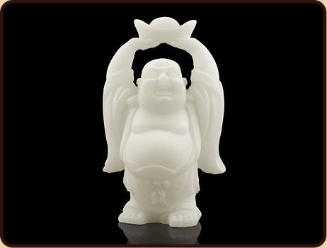 Sneeuwkwarts boeddhabeeld met schaal boven hoofd