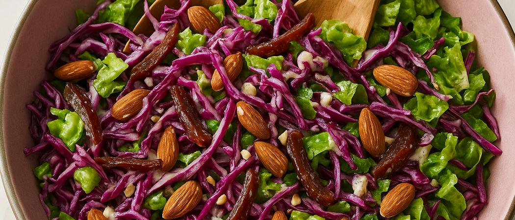 Recept: Rodekoolsalade met dadels en amandelen Recept: Rodekoolsalade met dadels en amandelen